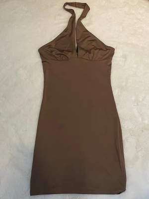 Brun klänning  - Brun klänning från H&M, storlek XS.