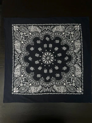 Bandana 68x68 - Marinblå bandana 68x68cm