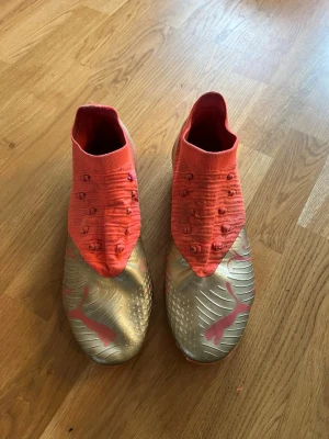 Puma fotbollsskor  - Puma fotbollsskor som inte kommer till användning längre. De är använda men är inte trasiga på något sätt. Skosnörena var trasiga men går att köpa nya om de önskas. Hör av er vid frågor. 