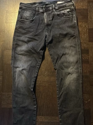Replay jeans - Säljer ett par svarta slim fit jeans med lätt tvättad look och klassisk femficksdesign. Jeansen har raka ben och normal midja. Perfekta för dig som gillar en enkel men snygg stil. Nypris: runt 1500kr 