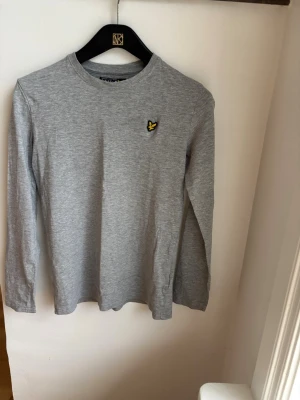 Lyle&Scott Tröja - Snygg grå långärmad Lyle&Scott i st 12-13 för endast 99kr. Nypris 750kr 