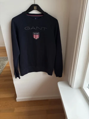 Mörkblå sweatshirt från GANT - Snygg Mörkblå GANT tröja i st 170 cm 15år för endast 150kr. Nypris 750kr 