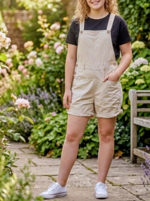 Beige hängbyxor i bomull stl 38 - Storlek: 38 Material: 100% bomull Ett par jättefina hängselbyxor (shortsmodell) i fin skick med justerbara axelband för perfekt passform, två fickor på båda fram och baksidor, rena och välvårdade, perfekt för sommaren! Djur- och rökfritt hem.