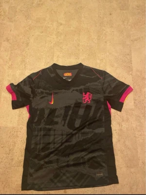 Svart fotbollströja med rosa detaljer - Helt ny oanvänd Chelsea tröja storlek S