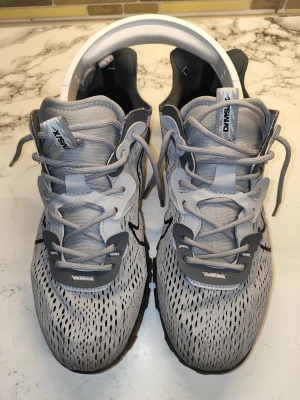 Nike react vision grå herr - Mycket fina och nästan helt nya nike reacts. Har haft dem ungefär 2 veckor men inser att dom är stora på mig. Kom med bud tveka inte vi löser något. Skickar inom 24h