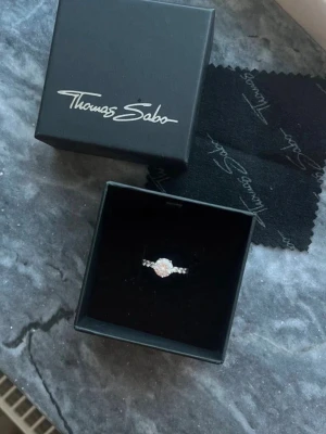 Silverring med gnistrande stenar - Super fin Thomas sabo ring som aldrig kommit till användning. Fick den i present men är inget jag använt. Storlek 52. Kommer i original förpackning. Skriv vid frågor och pris kan diskuteras! 💞💞 Nypris 1029kr   