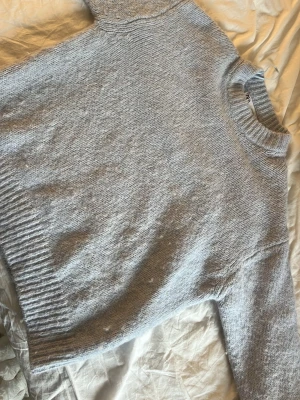 Babyblå färgat stickad tröja  - En fin blå stickad som jag säljer pågrund av låg användning! Inget fel på den, super mysig!
