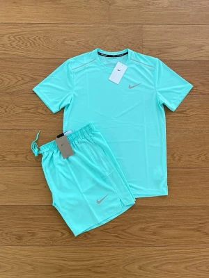 Nytt sett Nike  - Nytt sett olika storlekar skickas samma dag 