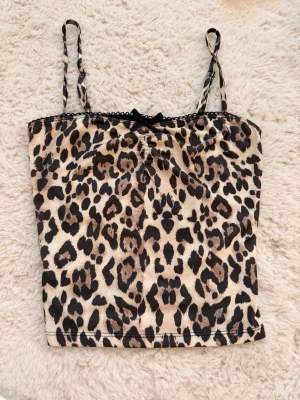 Leopard linne - Superfint linne med leopardmönster från ginatricot, köpt för ungefär 2 år sedan men är i superbra skick och är knappt använd!💓Priset går att diskutera