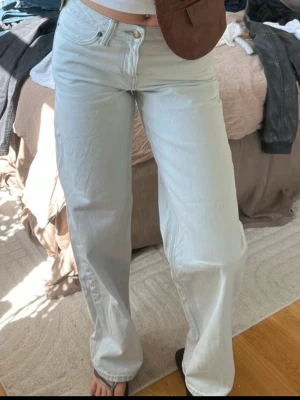 Vida ljusa jeans med raka ben - Oanvända jeans modell Ample från Weekday, perfekta nu till vår och sommar✨ De är stl 26 i midjan och 34 i längden - lågmidjade och vida i modellen🩵 Säljer då dem var lite tighta i midjan på mig då jag egentligen har en större storlek.
