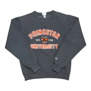 Champion Eco Fleece Princeton University Tigers Dark Grey Sweatshirt - Mörkgrå sweatshirt från Champion med Princeton University Tigers-print. Storlek Small och i gott skick.