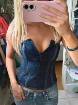 Mörkblå jeans topp - Trendig mörkblå Zara topp💕💕