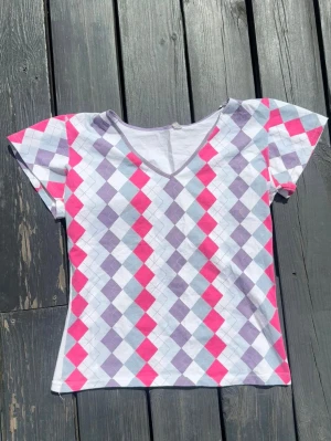 Rutig v-ringad t-shirt  - Fint skick! 