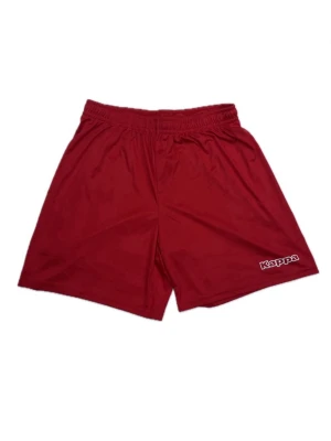 Röda sportshorts från Kappa - Snygga röda sportshorts från Kappa med elastisk midja och logga på vänster ben. Klassisk rak passform. Storlek Large men små i storleken. Midjan går att justera på insidan.
