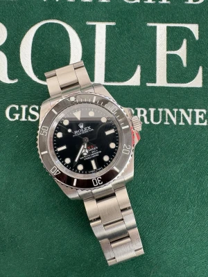 No Date FuckEm x Supreme klocka - No Date Fuck Em klocka i silverfärgat stål med svart urtavla och vridbar bezel. På baksidan finns en Supreme-gravyr som gör den extra unik. Är en factory klocka av äldre version! Vintage! Glidelock-clasp kan skicka med extra länkar! Garanterat en klocka som du i stort sett kommer vara ensam om! Mkt bra skick! Utan box!