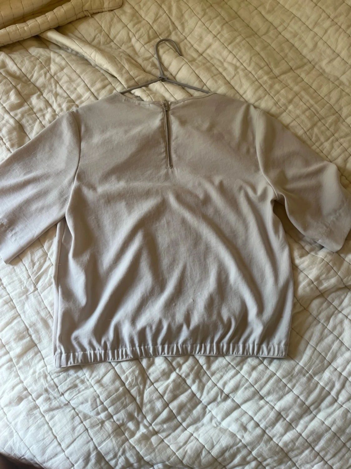 Beige topp med halvlånga ärmar - 1