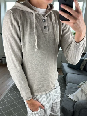 Stickad Beige Hoodie - Säljer nu denna stilrena och sköna hoodien! Perfekt under alla tillfällen. Mått: A:45 B:44 C:45 D:60 (cm) Skriv vid fundering 😇🙌