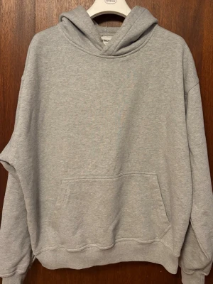 DESTRUCTIVE hoodie - En enkel och stilren grå hoodie från DESTRUCTIVE. Hoodien har en klassisk passform med stor känguruficka framtill, ribbade muddar och en mjuk insida. Perfekt för chill dagar eller när du vill ha en clean look. Materialet är mjukt och skönt, troligtvis bomullsblandning. 100% bomull.