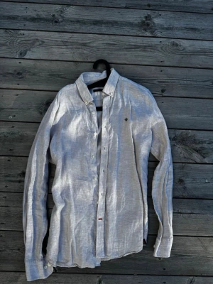 Morris Skjorta  - * Mörkblå tröja från Oscar Jacobson * Modell utan luva * Storlek M * Något pösigare passform, passar även dig som normalt har storlek L * Klassisk och stilren design * Bekväm och lätt att matcha med både jeans och chinos * Fint skick  Storlek: M (upplevs som rymlig och kan passa L) Färg: Mörkblå Märke: Oscar Jacobson