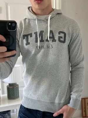 Grå hoodie från GANT med tryck - Snygg ljusgrå hoodie från GANT i storlek small. 