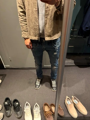 Replay anbass  - Säljer nu dessa asfeta replay jeans. Modell anbass vilket gör att de sitter lite mer slim. Hör av dig vid frågor