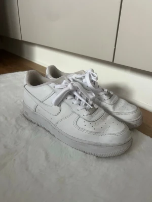 Nike air force 1 - Nike air force 1, använda få gånger i fint skick, kan ha någon liten fläck men går säkert att tvätta🫶🏻
