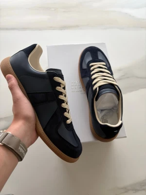 Maison Margiela Gats - Mörkblåa maison margiela gats i storlek 43. Helt nya allt og medföljer autentiserings bevis erbjuds vid förfrågan! Kom med prisförslag och frågor! 😊