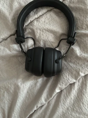 Marshall svarta over-ear hörlurar - Snygga svarta over-ear hörlurar från Marshall med klassisk retrodesign. De har mjuka, fyrkantiga öronkuddar i konstläder och robust bygel. Perfekta för dig som vill ha grymt ljud och stilren look.