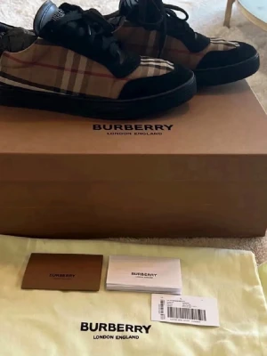 Burberry skor - Säljer dessa otroligt feta burberry skor som e perfekta inför sommaren. Storleken är 42.5 men passar 43/44. Hör av er kring funderingar // Nilo😊