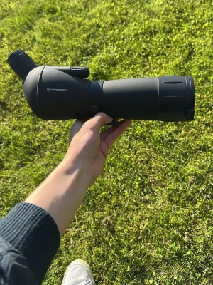 Bresser svart  - en svart tubkikare från Bresser med vinklat okular och stor frontlins med blå antireflexbehandling. Tuben är tillverkad i tålig plast och metall, perfekt för dig som gillar att spana på naturen eller fåglar. Kommer med ett ställ