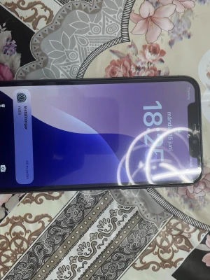 iPhone svart med glasbaksida - Säljer en svart iPhone med stilren design och glasbaksida. Telefonen har rundade hörn, stor skärm med notch och metallram. Perfekt för dig som gillar Apples klassiska look och vill ha en mobil som känns modern och snygg.