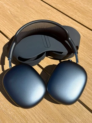 Apple AirPods Max Midnight over-ear hörlurar - Snygga Apple AirPods Max i blått med mjuka öronkuddar i mesh och robust aluminiumdesign. Over-ear-modell med justerbart huvudband och smart skyddsfodral. Kvitto och kartong finns . Inköpta 2026-03-25 och är knappt använda Nypris 6245.-