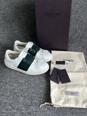 Valentino Open olivgrön - Hej! Olivgröna Valentino Garavani skor i mycket gott skick. Box, 2st dustbags, extrasnören och kuvert med kort medföljer till skorna! Skorna är nyimpregnerade och är vårdade med Angelus akryl läderfärg som applicerats på ovansidan! Skorna är autentiska vilket jag står för. Nyvärde på 7200kr. Hör gärna av dig! 