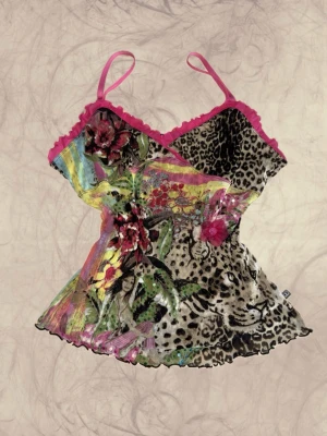 Y2k linnetopp  - Färgstark linnetopp med leopardmönster, rosa justerbara axelband och volangkant. Toppen har detaljer med blommor och inslag av grönt, gult och rött. Materialet känns lätt och luftigt, perfekt för en statement-look. 88cm bröstmått + en hel del stretch. ♻️ Funky Fig ♻️ Skapat, återbrukat och utvalt med kärlek. Här får material, kläder och föremål nytt liv genom kreativitet, hantverk och hållbara val. Tack för att du stödjer småskaligt skapande. Get funky! ✨