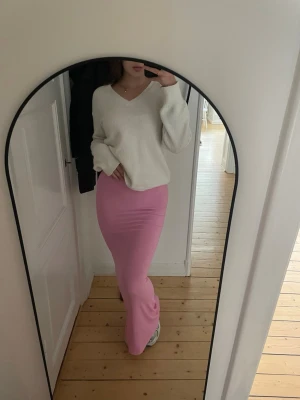 Rosa klänning från SKIMS - Rosa långklänning från SKIMS i den typiska modellen. XS men väldigt stretchig (har annars S/M) 