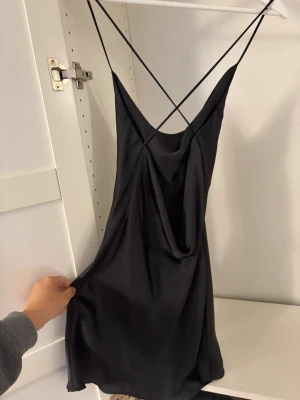 Minidress från Zara - Svart miniklänning från Zara med djup rygg. 