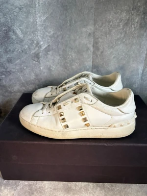 Valentino rockstud dam  - Valentino rockstud skor | size: 35 |  skick: 7/10 | endast skorna ingår | tveka inte på höra av dig! | mvh MD Closet 🫡 