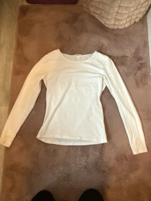 Vit långärmad topp  - En fin och basic vit långärmad topp med rund halsringning. Kommer tyvärr inte till användning 💕