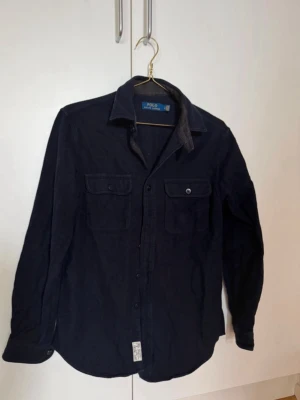  Mörkblå overshirt från Polo Ralph Lauren - Overshirt från RL! Skön fantastisk kvalite, storlek S kan kanske passa M