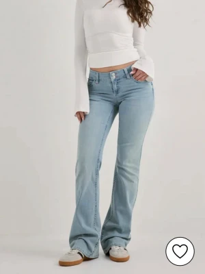 Ljusblå bootcut jeans från Nelly  - Säljer ett par ljusblå bootcut jeans från Nelly. Jätte fint skick och inga fläckar. 
