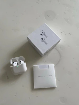 AirPods 4 - Hej! Säljer ett par jättefina hörlurar  Väldigt fin skick inga problem eller skador med dem ingår allt på bilden Har du någon fråga så ställ gärna!! MVH adam💯 