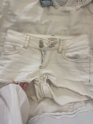 Vita lågmidjade shorts - Jättefina Nelly shorts,lågmidjade strlk 34. andvända typ 2 ggr säljer pågrund av att jag inte andvänder dom så mycket 