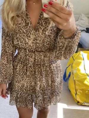 Zara klänning - Säljer denna snygga klänning från Zara💕 jätte bra skick o har inga defekter 💕