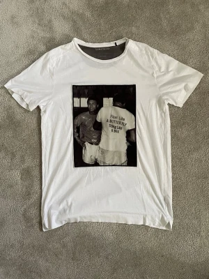 Limitato T shirt  - Hej! Säljer nu denna limiterade limitato t shirten inspirerad av Muhammad Ali. T shirten är i väldigt bra skick. Perfekt nu under sommaren. Storleken är M. Priset är ej hugget i sten 