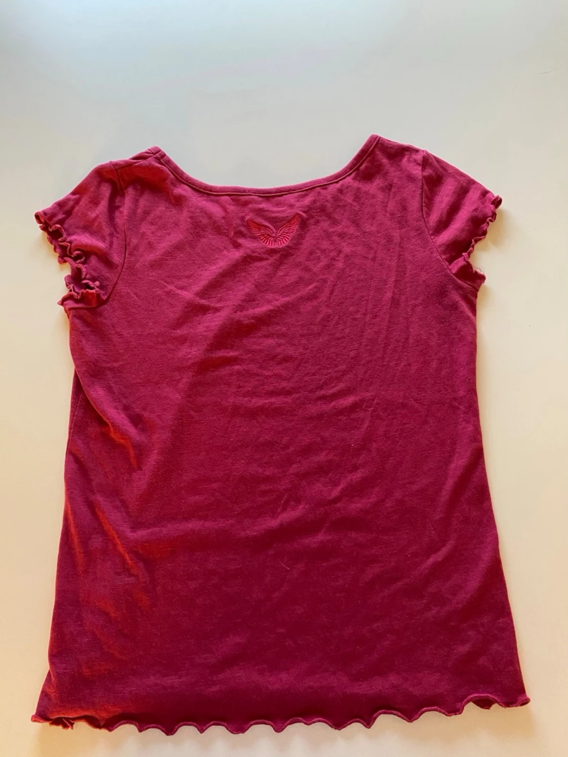 Vinröd t-shirt med volangkant - 1