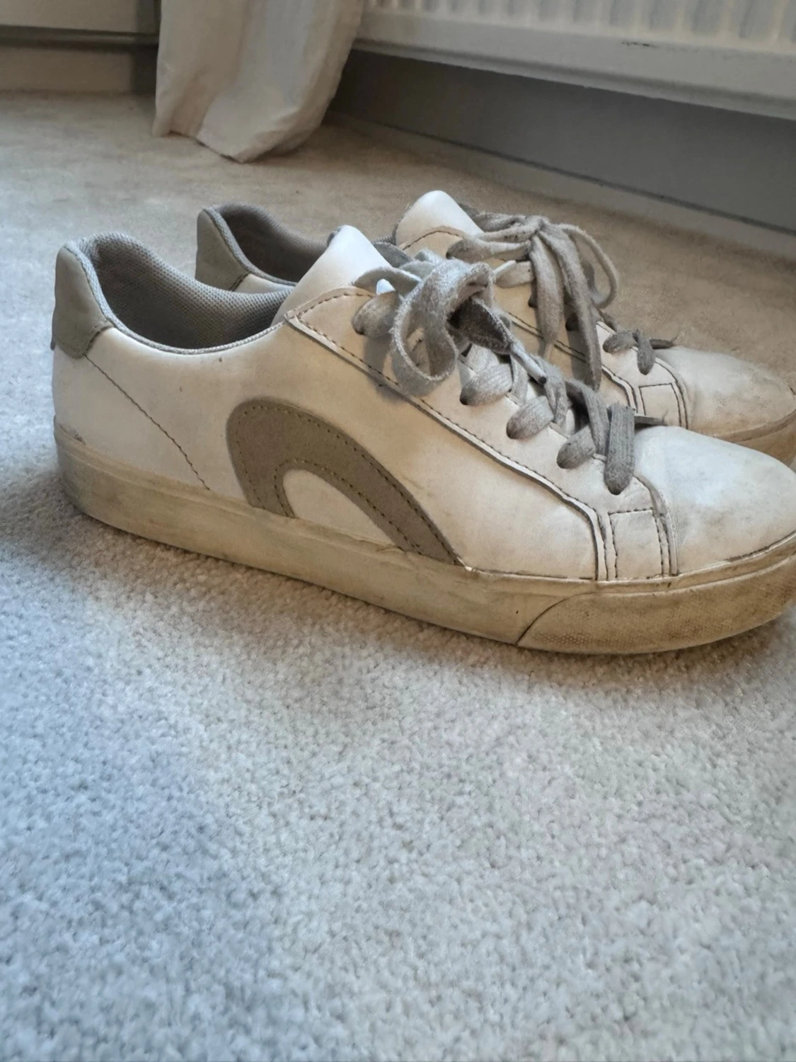 Vita sneakers med grå/beiga detaljer