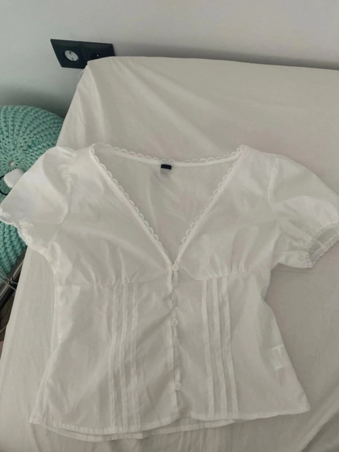 Vit blus med puffärm och spetskant