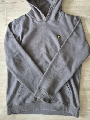 Lyle & Scott hoodie - Lyle & Scott hoodie i extremt bra skick, nästan helt ny! I storlek S och färgen grå. 
