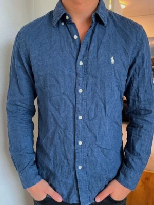 Mörkblå linneskjorta från Ralph Lauren  - Fint skick! Strl XS Hör av dig vid frågor! 