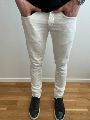Dondup Goerge - Tja, säljer nu dessa tvärfeta Dondup George i mycket fint skick med en liten fläck som ej syns. Passar perfekt nu inför sommaren! Längd 103, midja 39. Hör av er vid fler frågor🤝